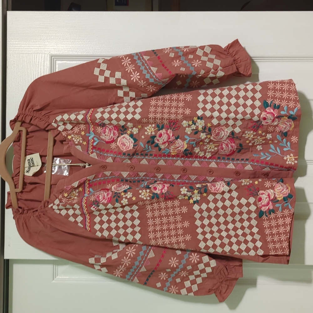 New with Tags Savannah Jane embroidered button down blouse, size Small